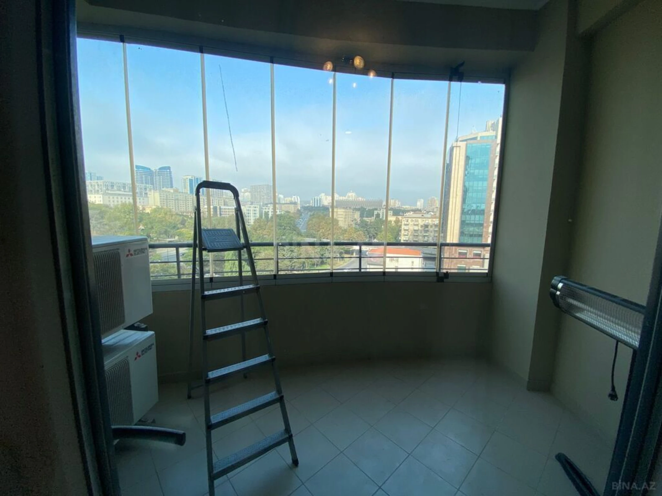 Satılır 4 otaqlı mənzil 238 m²