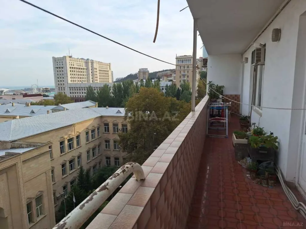 Satılır 5 otaqlı mənzil 180 m²