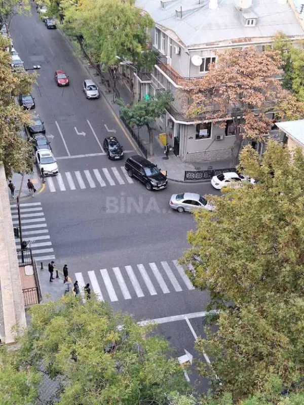 Satılır 5 otaqlı mənzil 180 m²