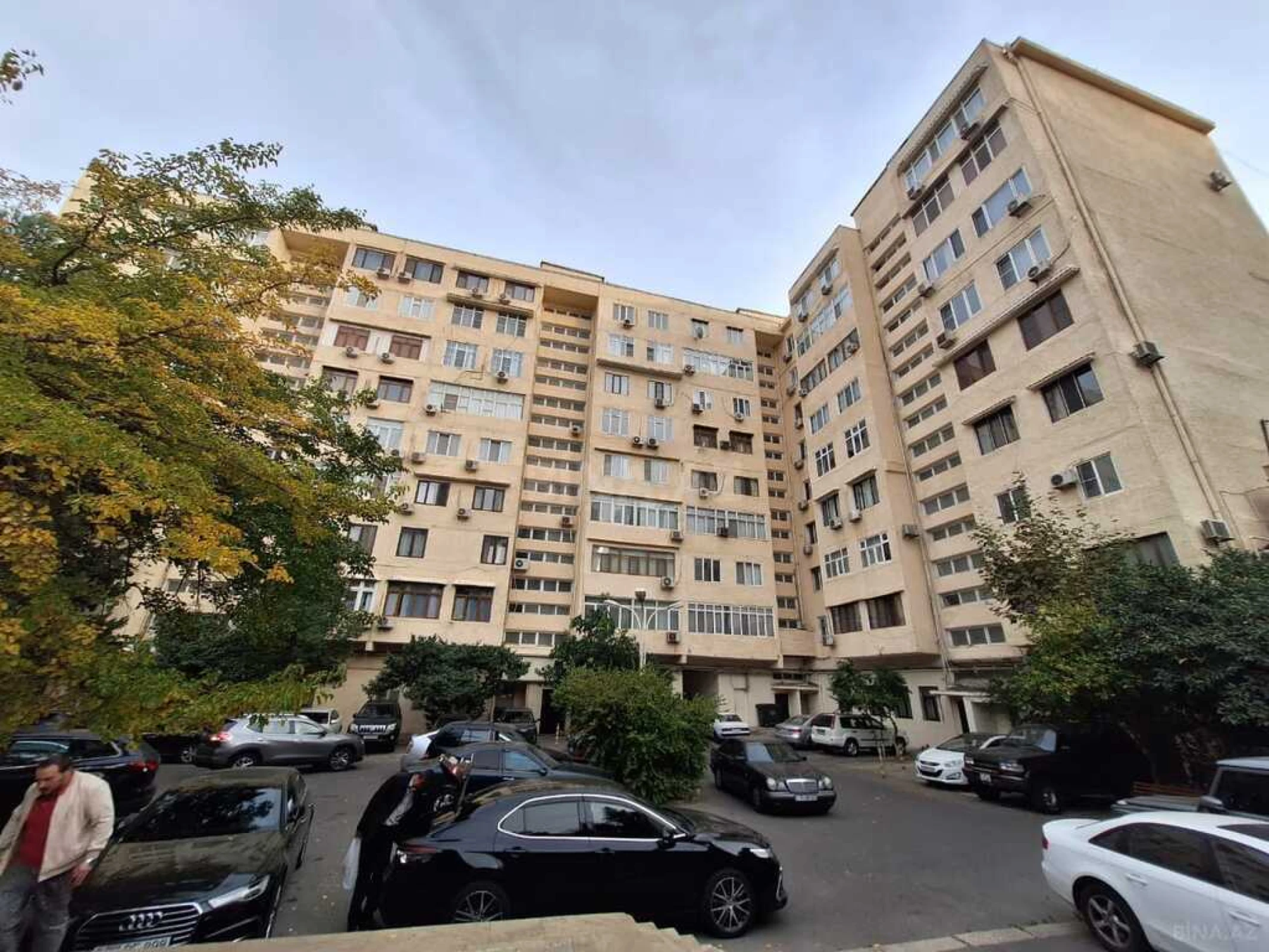 Satılır 5 otaqlı mənzil 180 m²