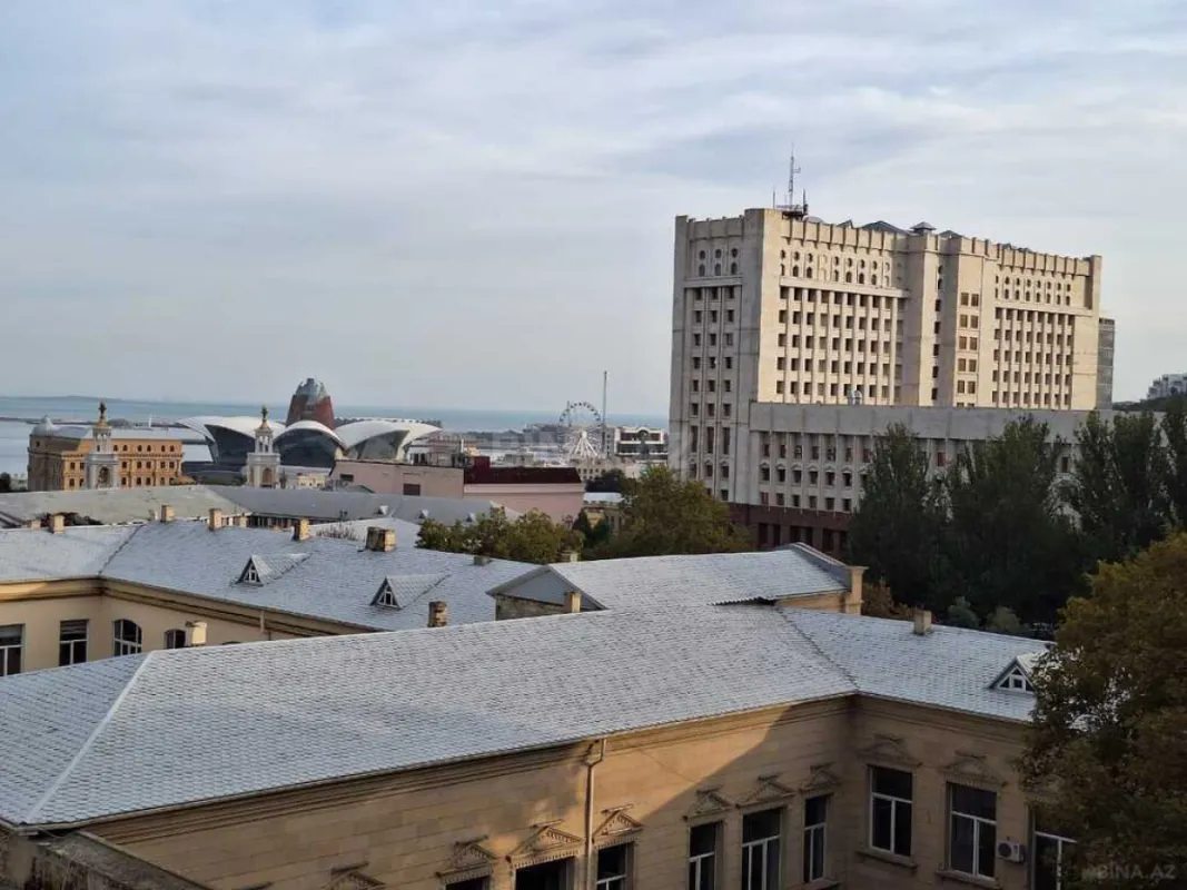 Satılır 5 otaqlı mənzil 180 m²