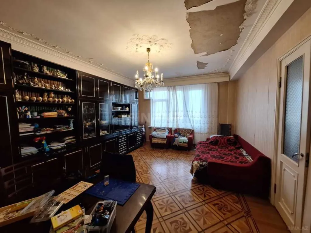 Satılır 5 otaqlı mənzil 180 m²