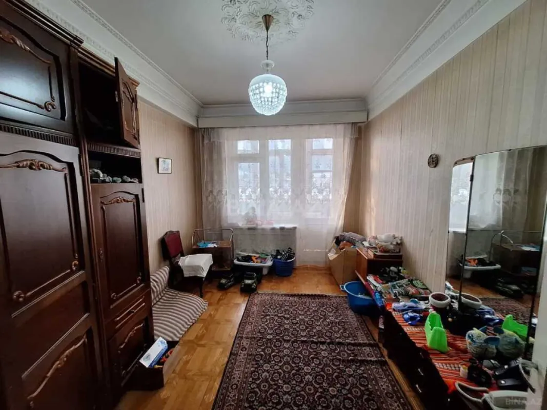Satılır 5 otaqlı mənzil 180 m²