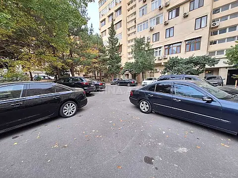 Satılır 5 otaqlı mənzil 180 m²