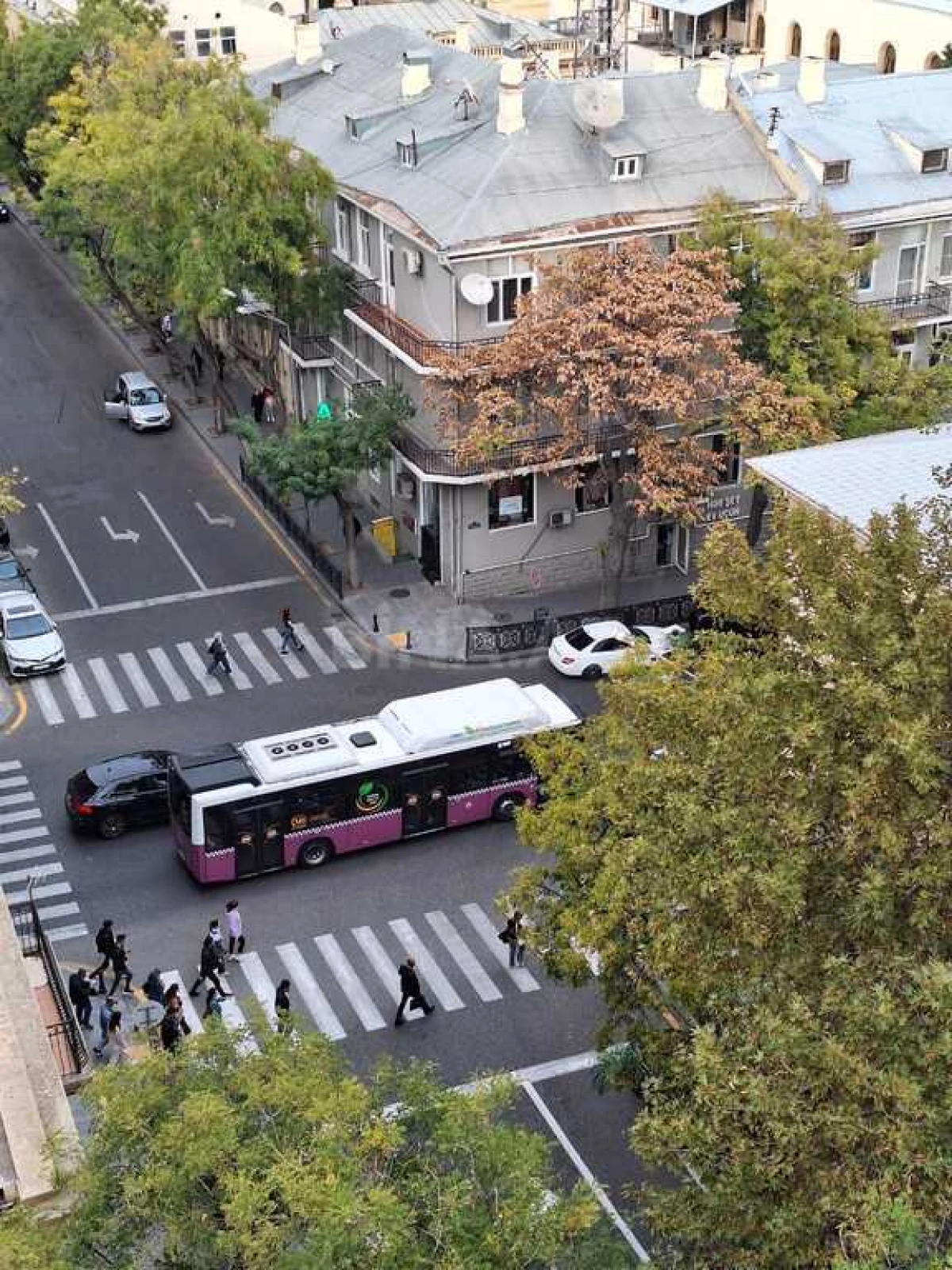 Satılır 5 otaqlı mənzil 180 m²