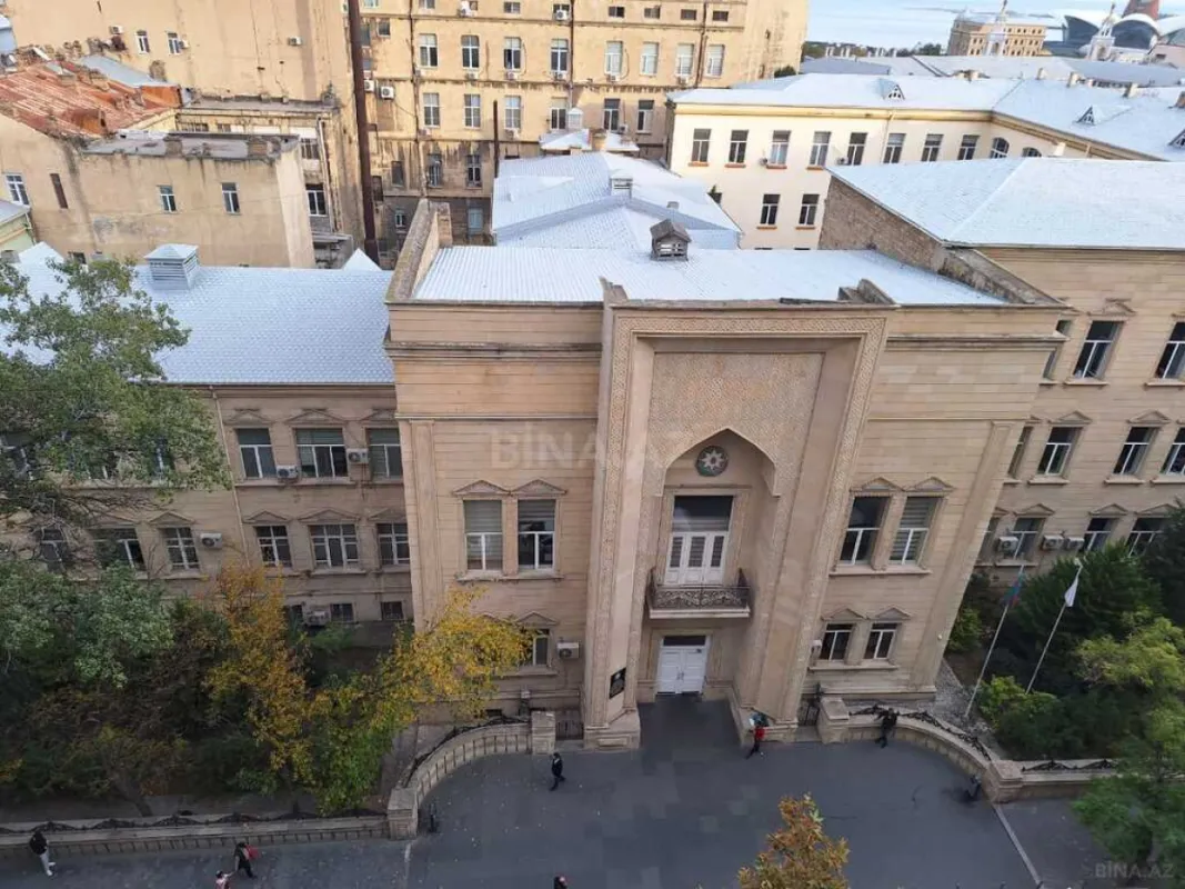 Satılır 5 otaqlı mənzil 180 m²