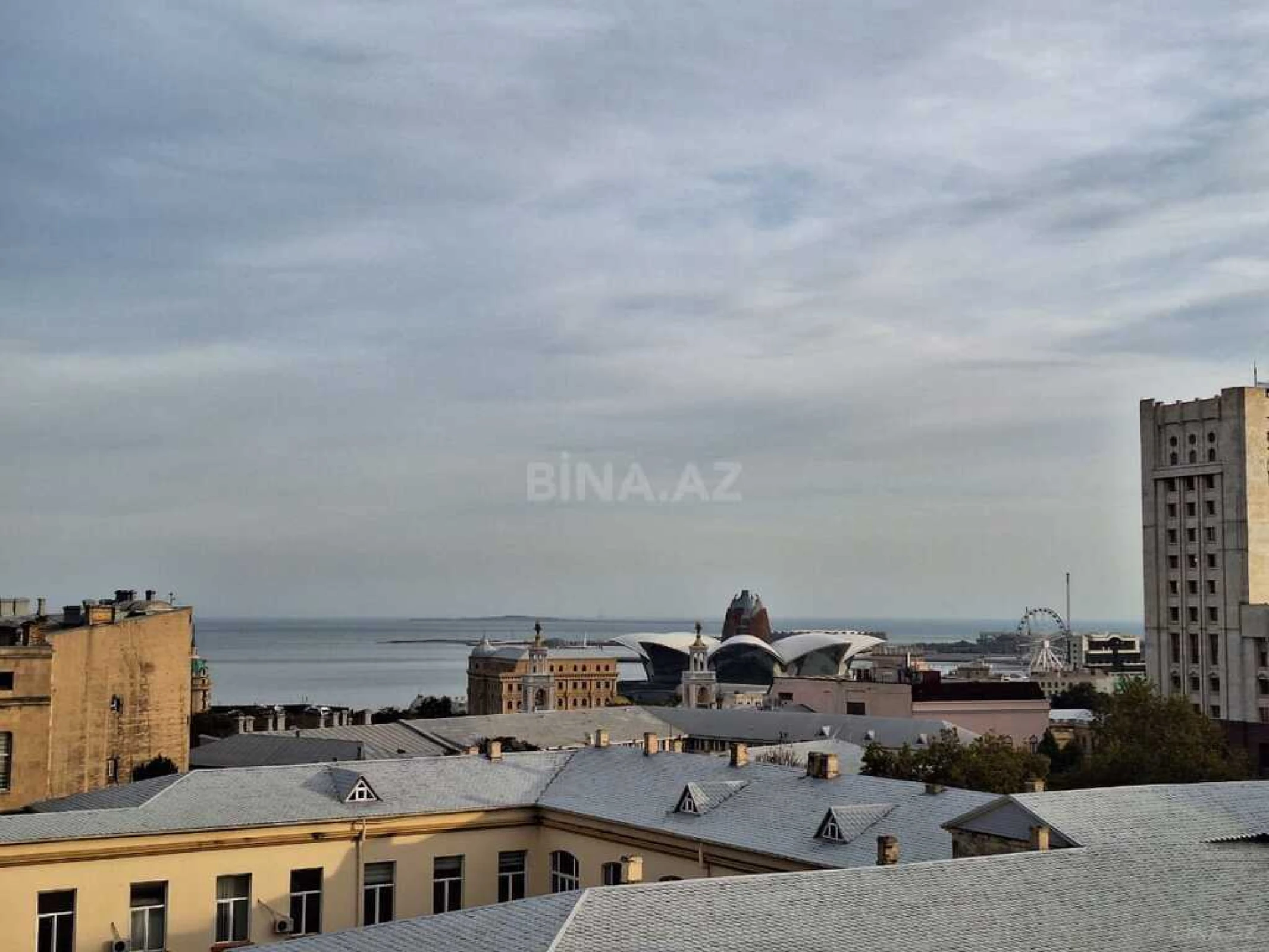 Satılır 5 otaqlı mənzil 180 m²