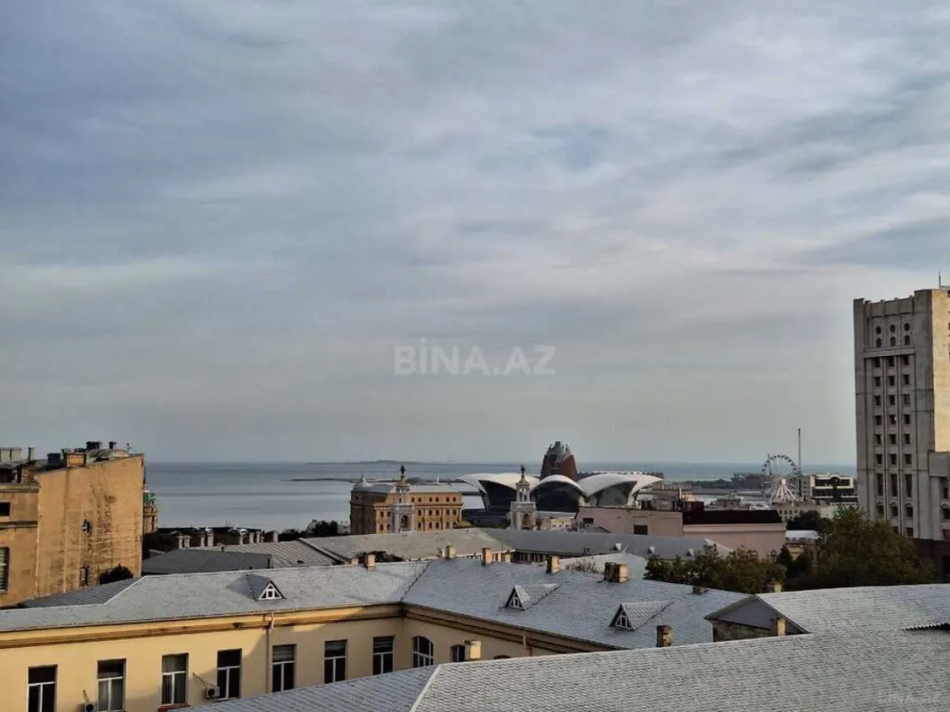 Satılır 5 otaqlı mənzil 180 m²