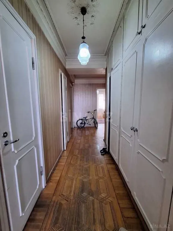 Satılır 5 otaqlı mənzil 180 m²