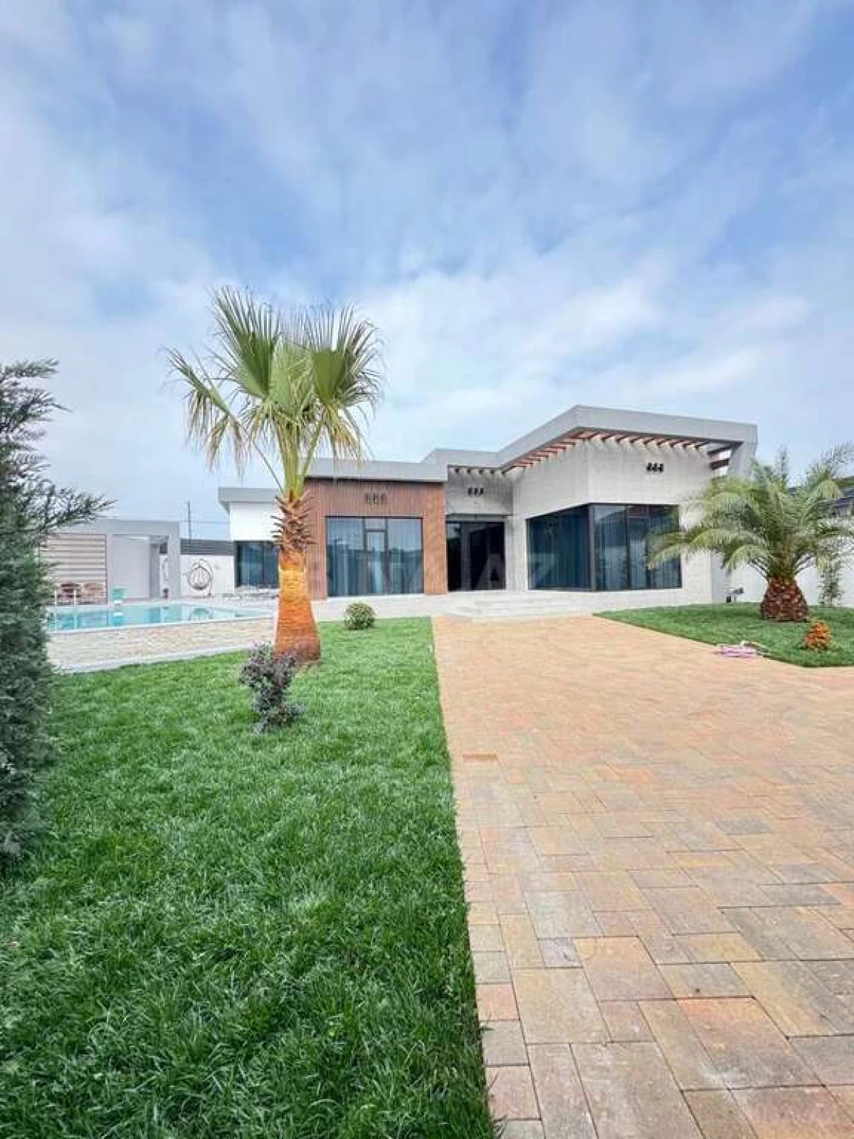 Satılır 5 otaqlı həyət evi 350 m²