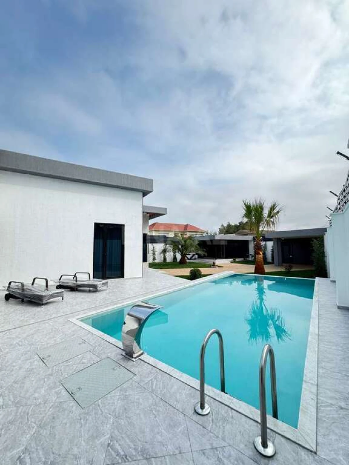 Satılır 5 otaqlı həyət evi 350 m²