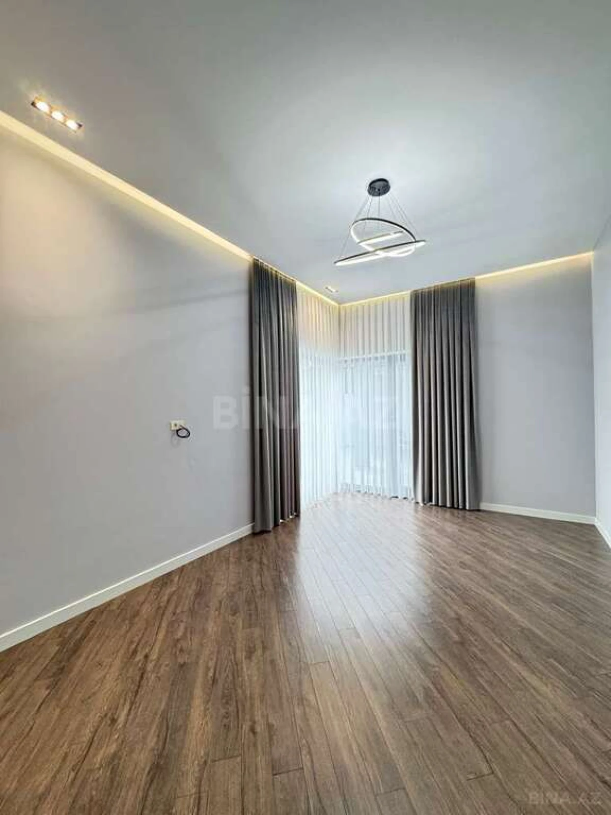Satılır 5 otaqlı həyət evi 350 m²
