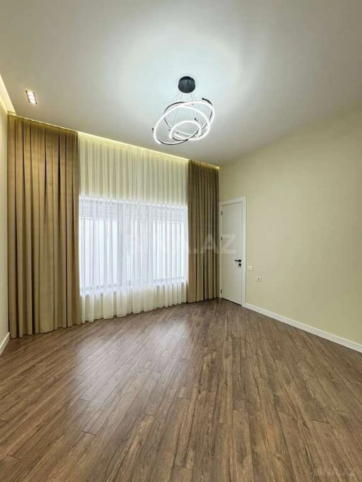 Satılır 5 otaqlı həyət evi 350 m²