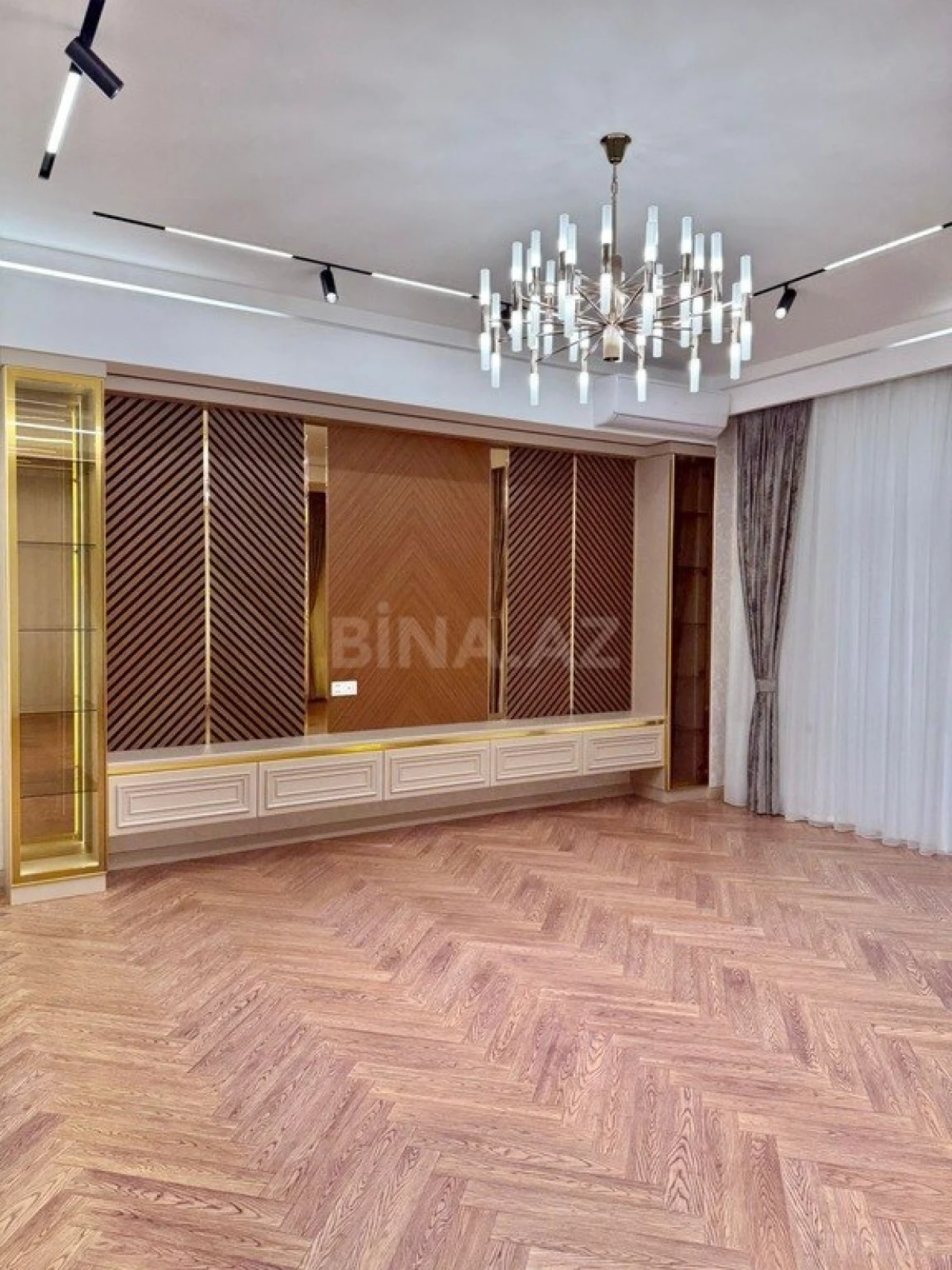 Satılır 4 otaqlı mənzil 195 m²