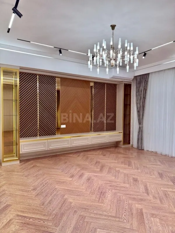 Satılır 4 otaqlı mənzil 195 m²