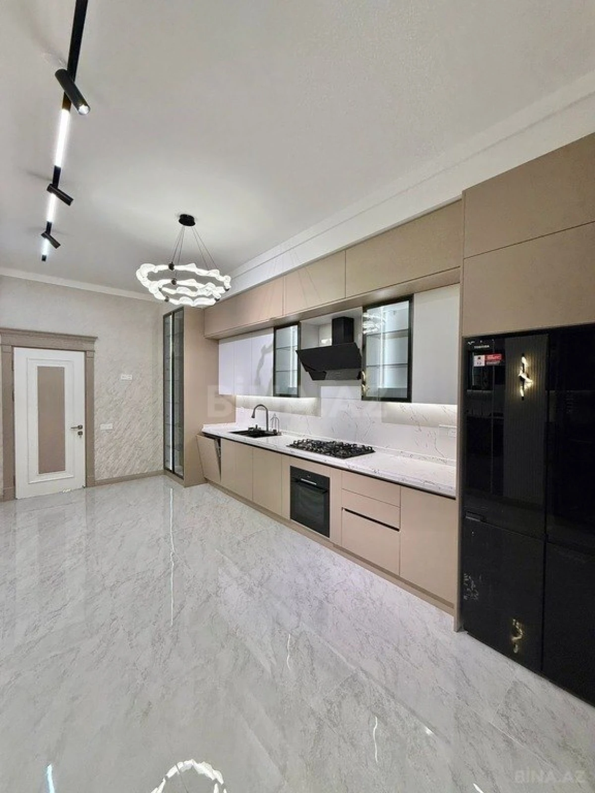 Satılır 4 otaqlı mənzil 195 m²