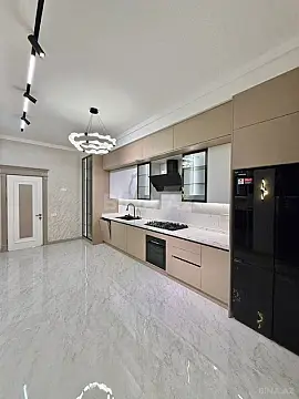 Satılır 4 otaqlı mənzil 195 m²