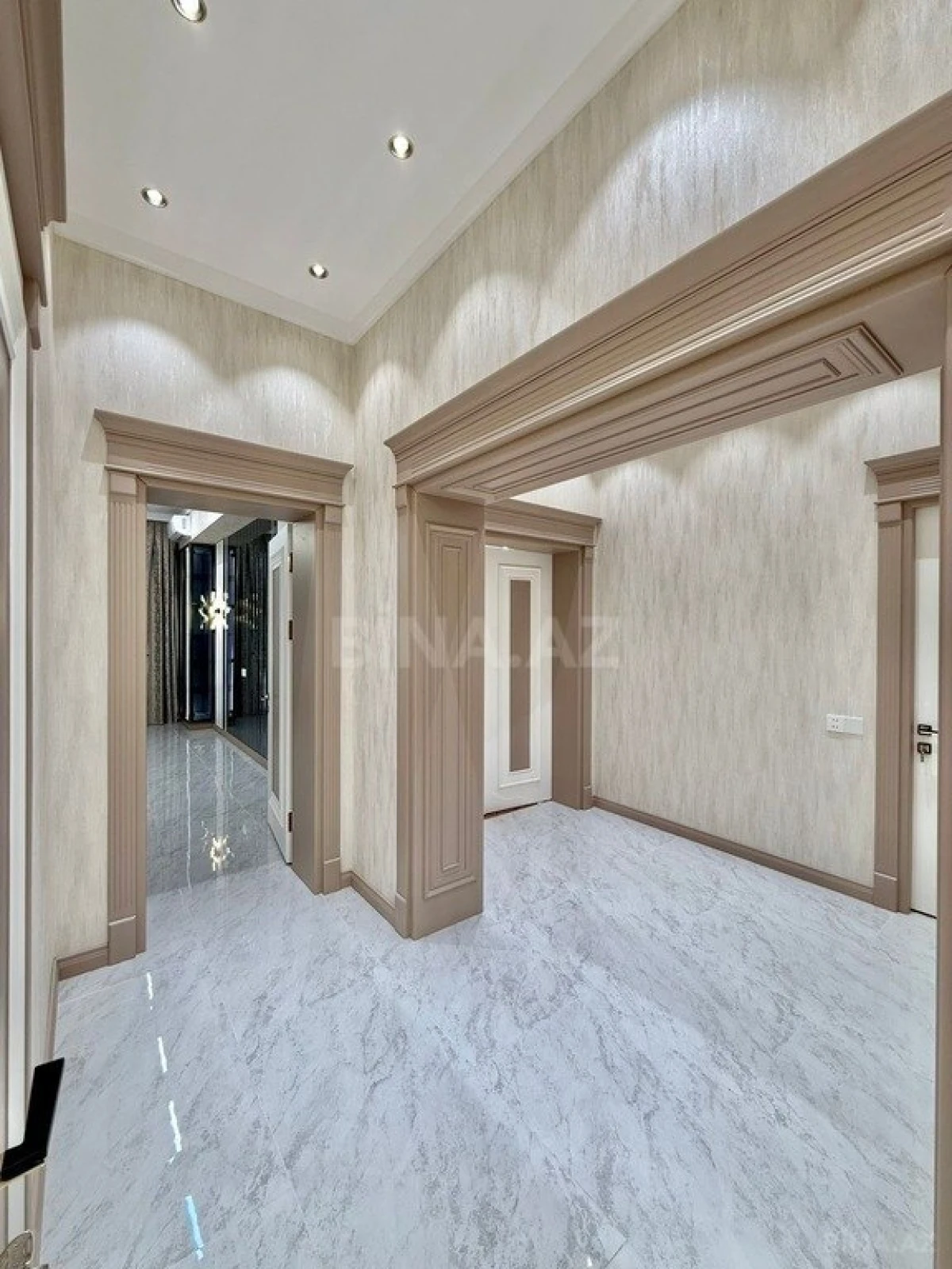 Satılır 4 otaqlı mənzil 195 m²