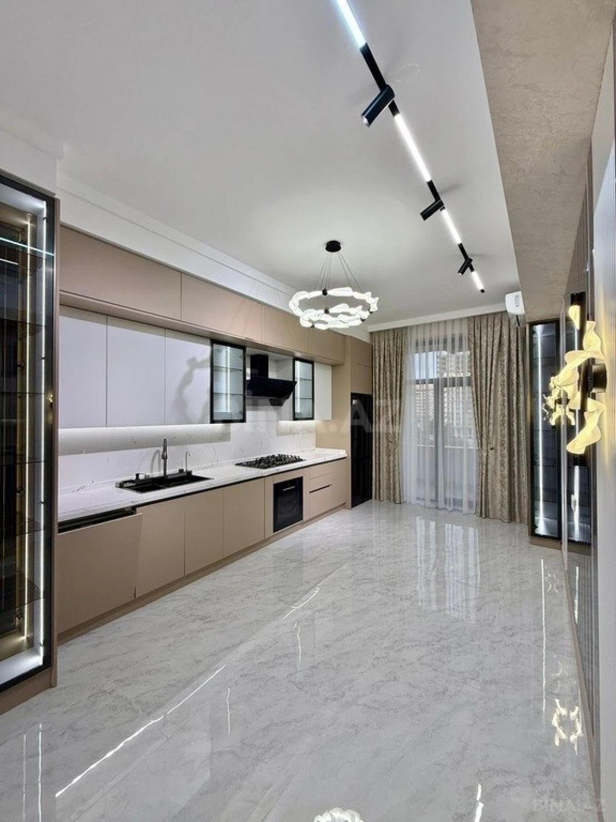 Satılır 4 otaqlı mənzil 195 m²