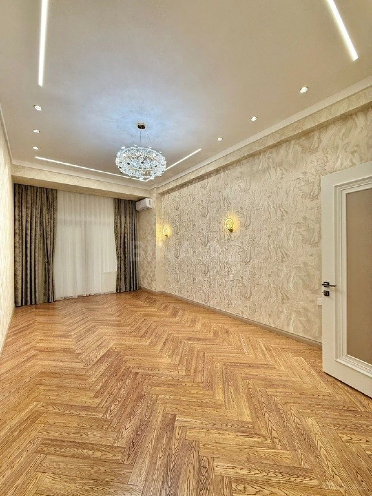 Satılır 4 otaqlı mənzil 195 m²