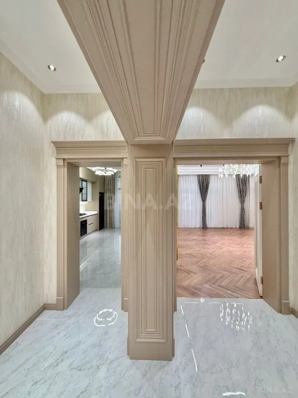 Satılır 4 otaqlı mənzil 195 m²