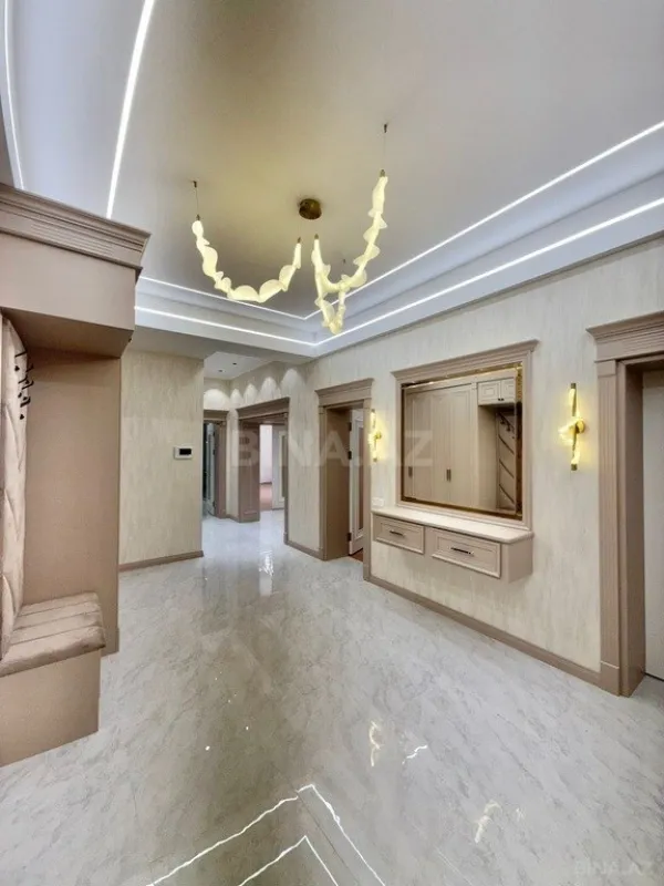 Satılır 4 otaqlı mənzil 195 m²