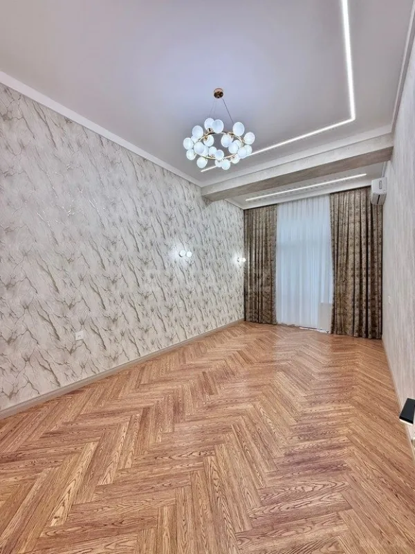 Satılır 4 otaqlı mənzil 195 m²