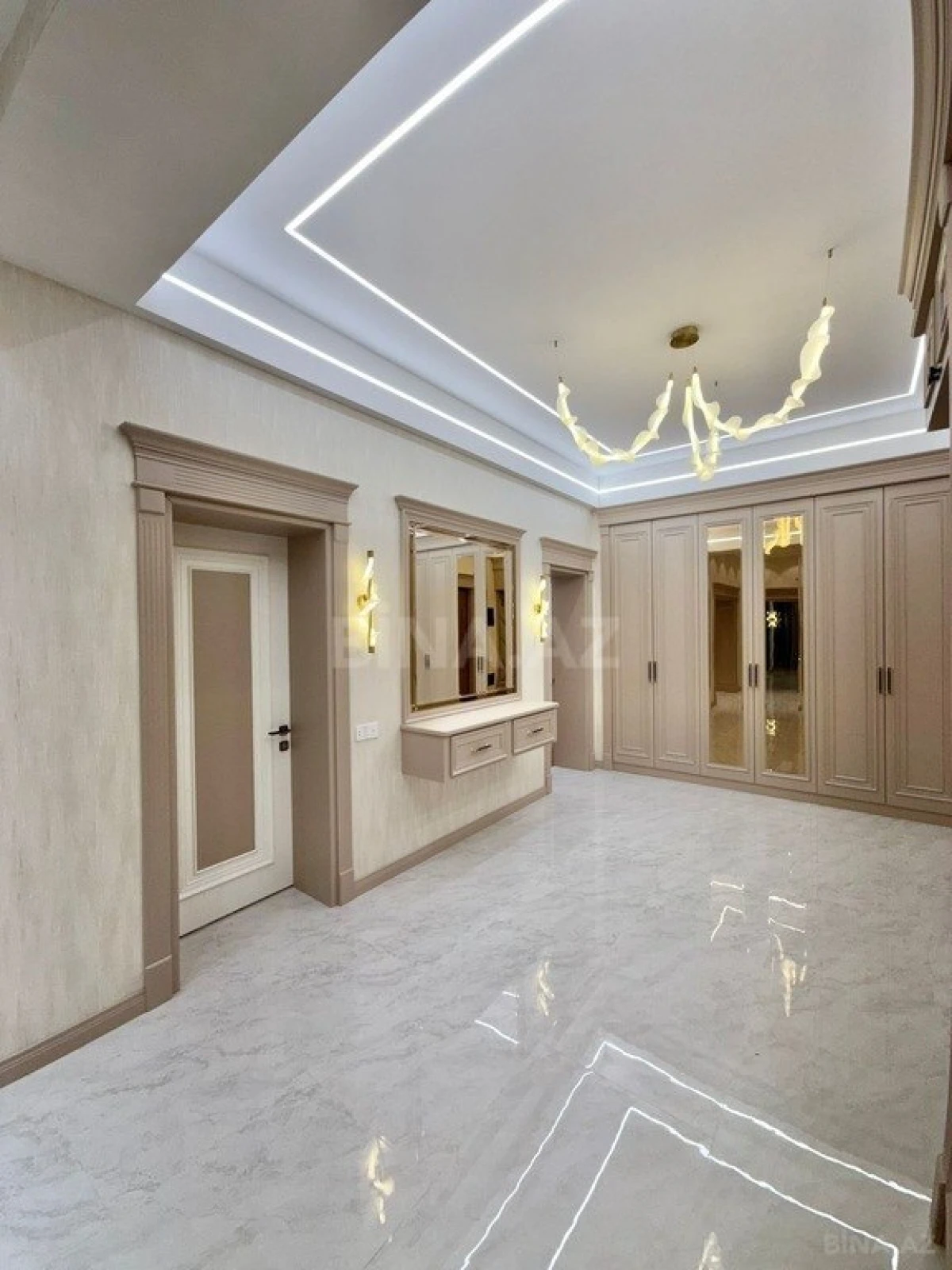 Satılır 4 otaqlı mənzil 195 m²