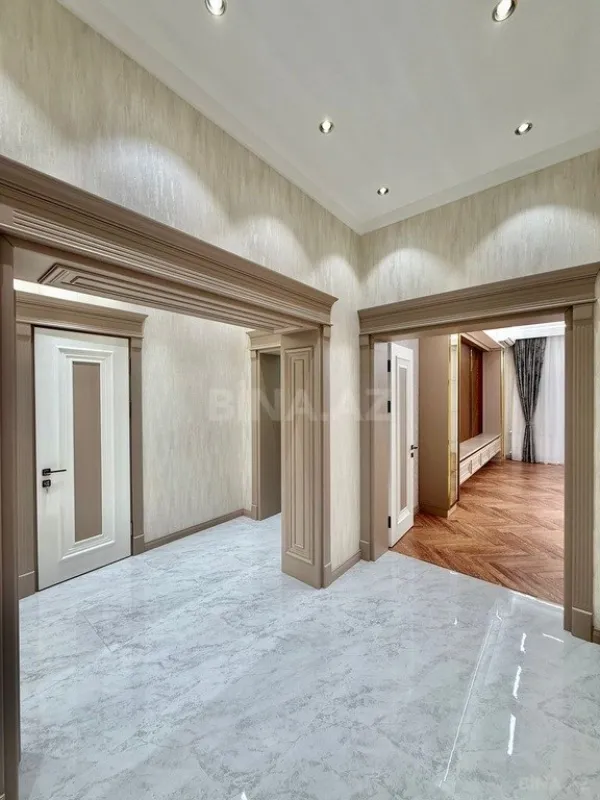 Satılır 4 otaqlı mənzil 195 m²