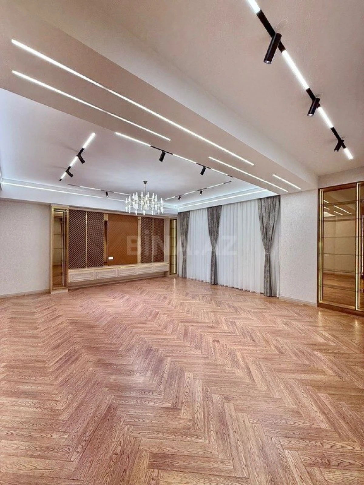 Satılır 4 otaqlı mənzil 195 m²