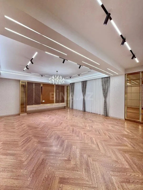 Satılır 4 otaqlı mənzil 195 m²
