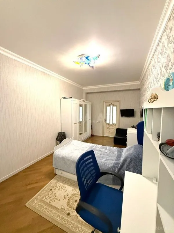 Satılır 5 otaqlı mənzil 226 m²