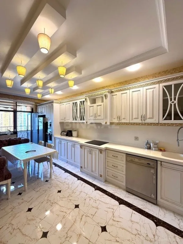 Satılır 5 otaqlı mənzil 226 m²