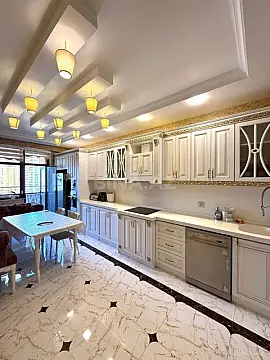 Satılır 5 otaqlı mənzil 226 m²
