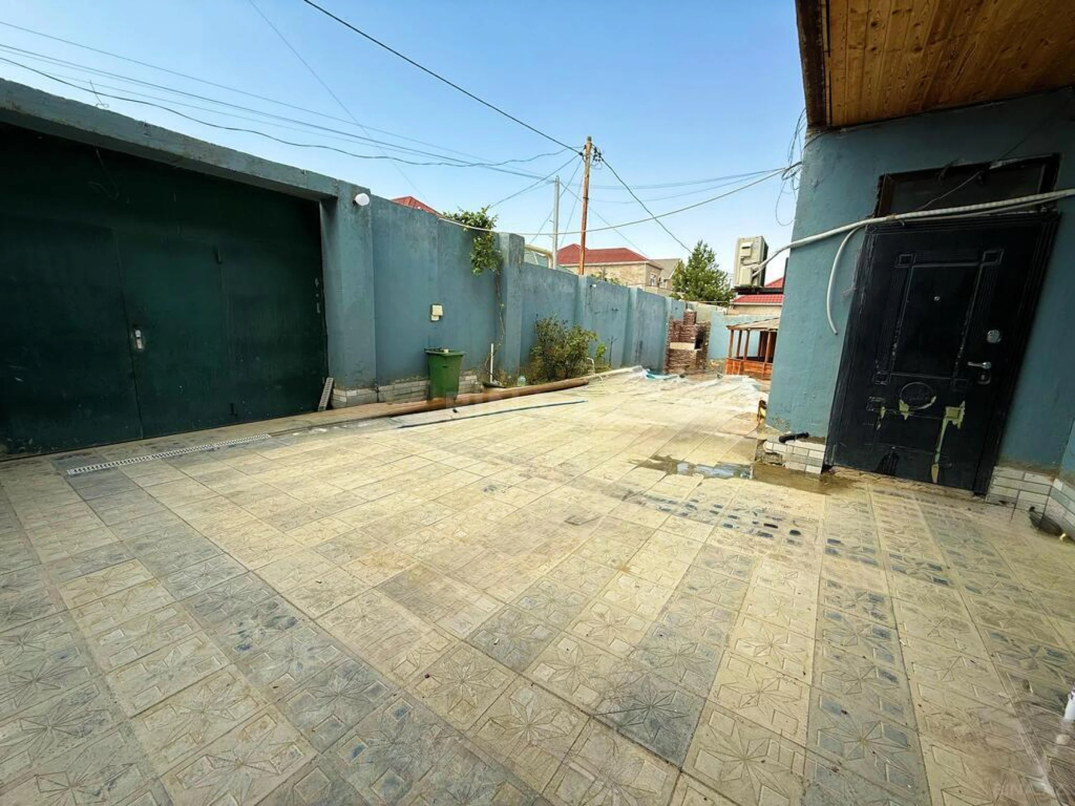 Satılır 8 otaqlı həyət evi 390 m²
