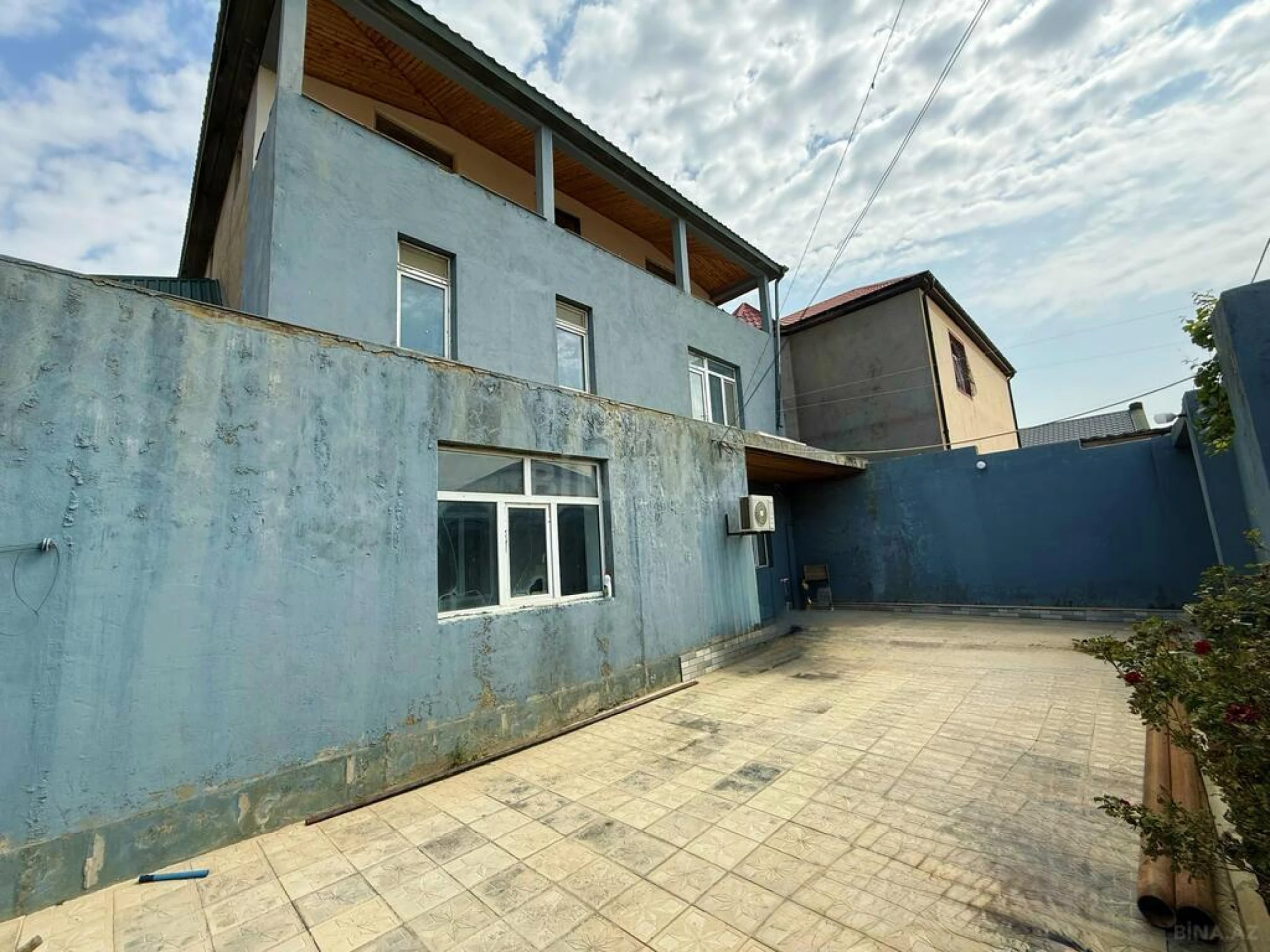 Satılır 8 otaqlı həyət evi 390 m²