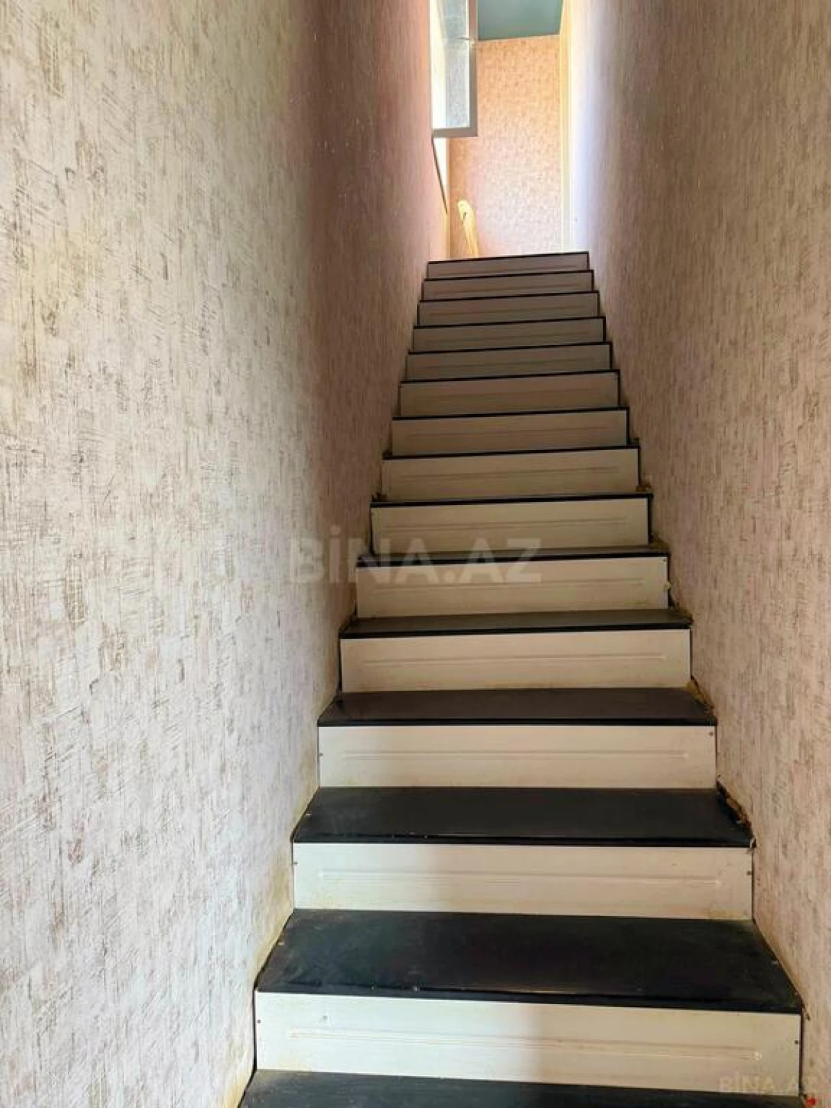 Satılır 8 otaqlı həyət evi 390 m²