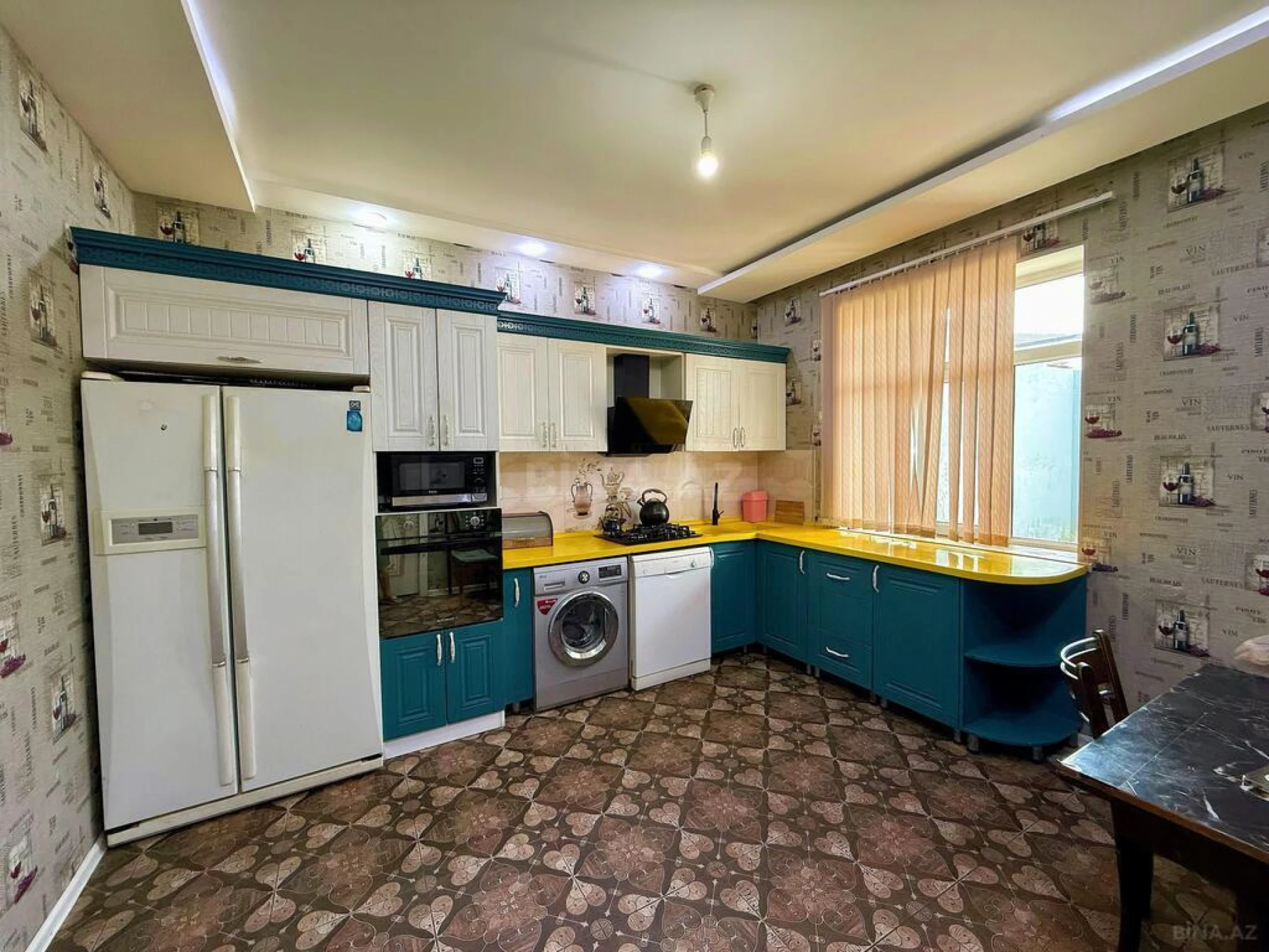 Satılır 8 otaqlı həyət evi 390 m²