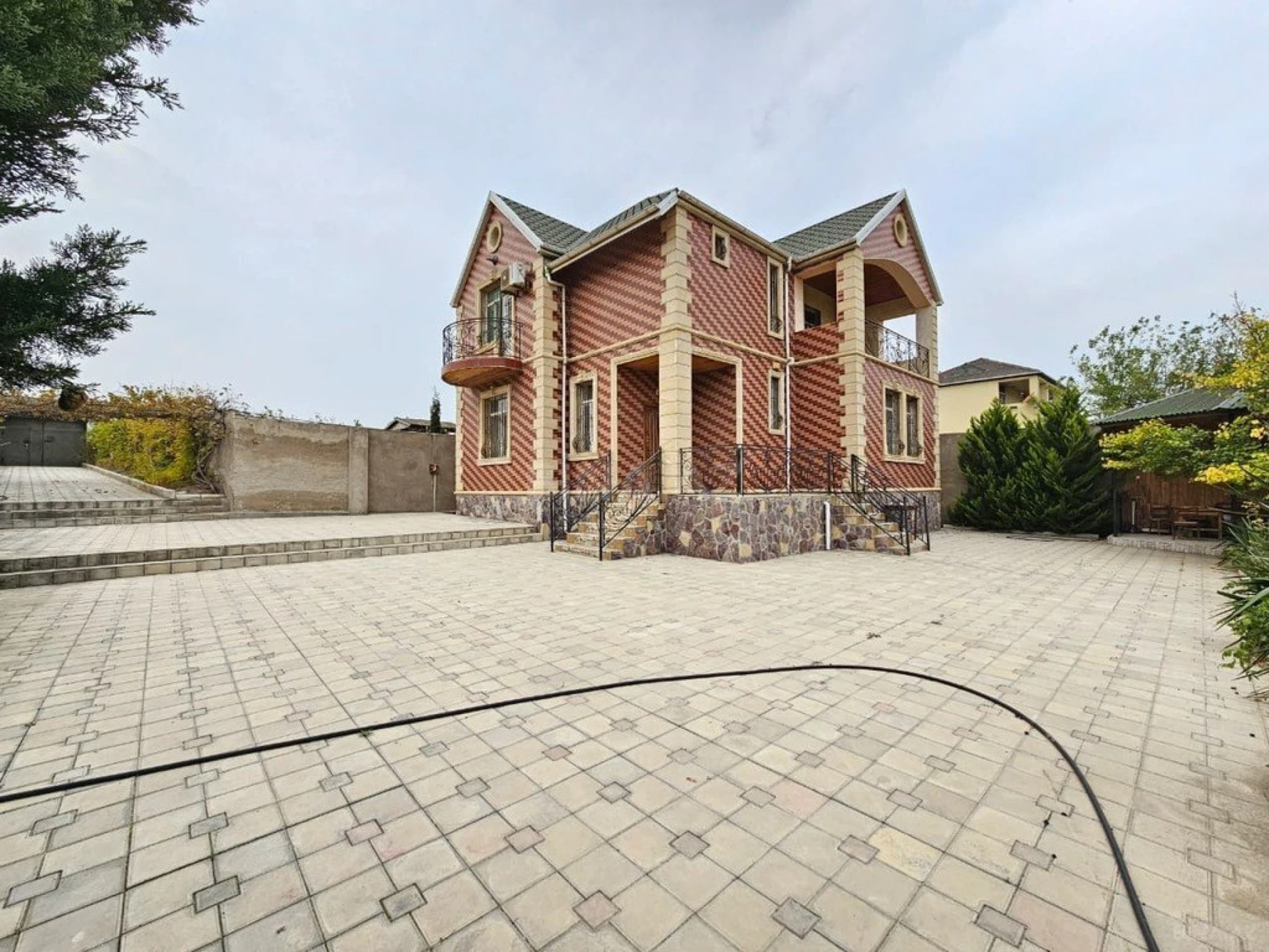 Satılır 5 otaqlı həyət evi 150 m²