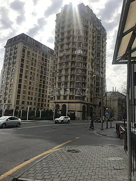 Satılır 4 otaqlı mənzil 215 m²
