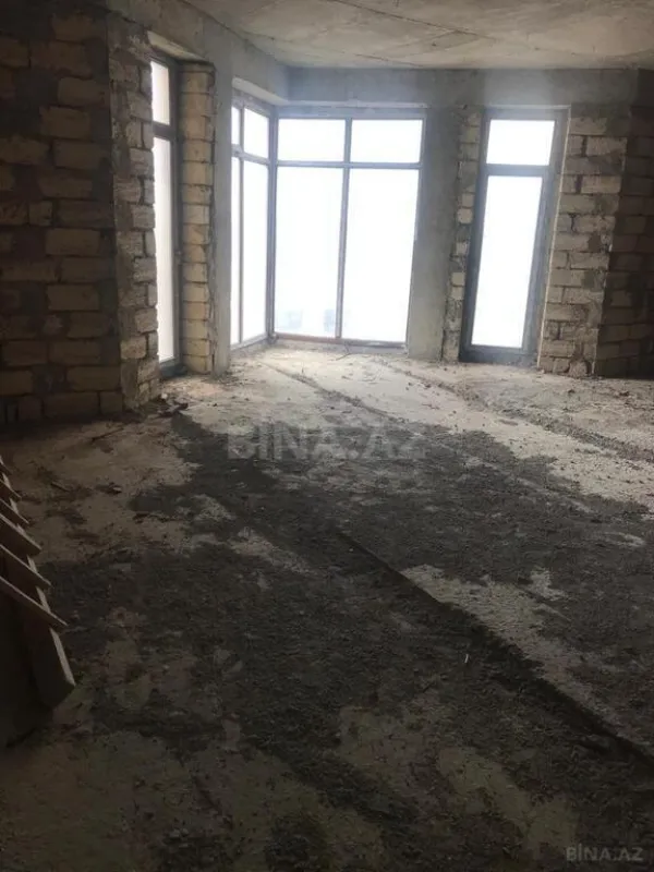 Satılır 4 otaqlı mənzil 215 m²