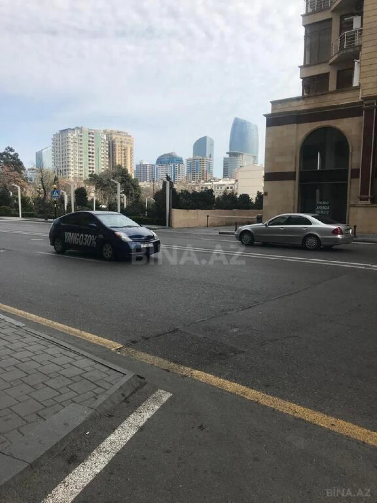 Satılır 4 otaqlı mənzil 215 m²