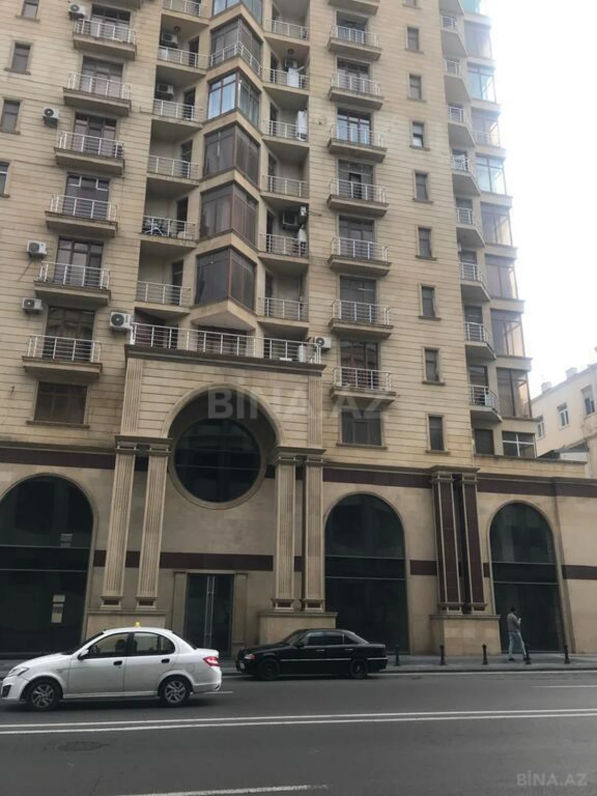 Satılır 4 otaqlı mənzil 215 m²
