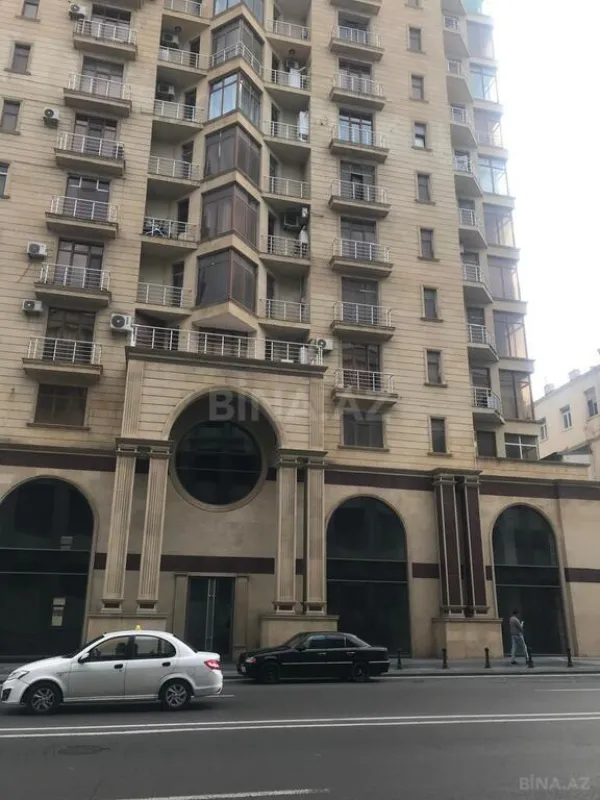 Satılır 4 otaqlı mənzil 215 m²