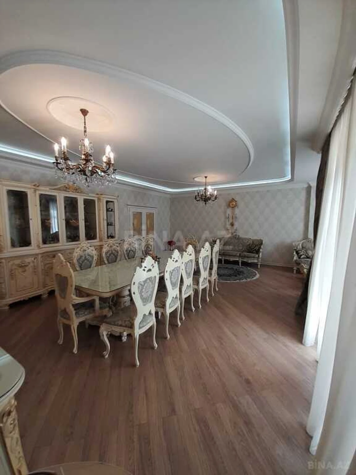 Satılır 4 otaqlı mənzil 205 m²