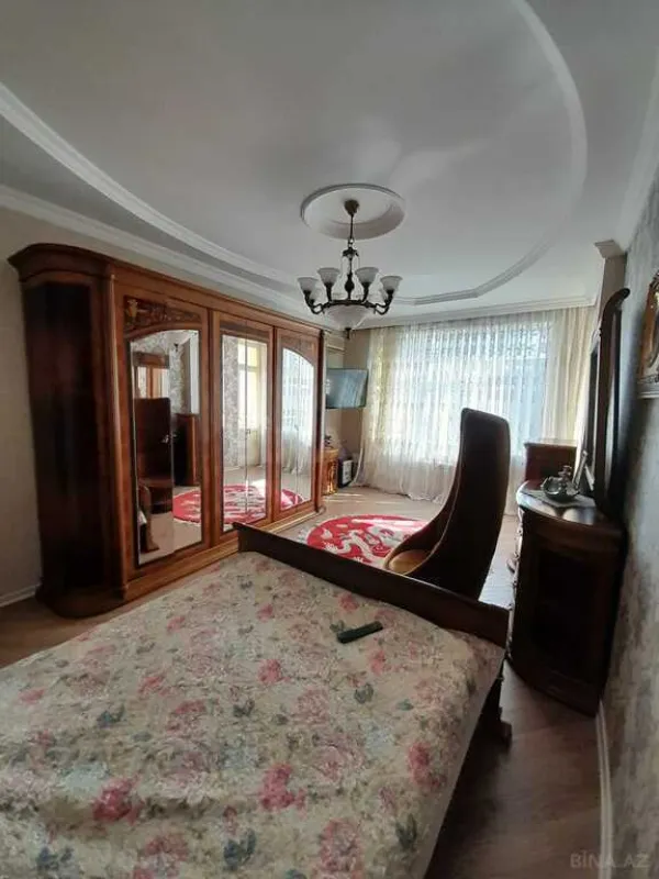 Satılır 4 otaqlı mənzil 205 m²