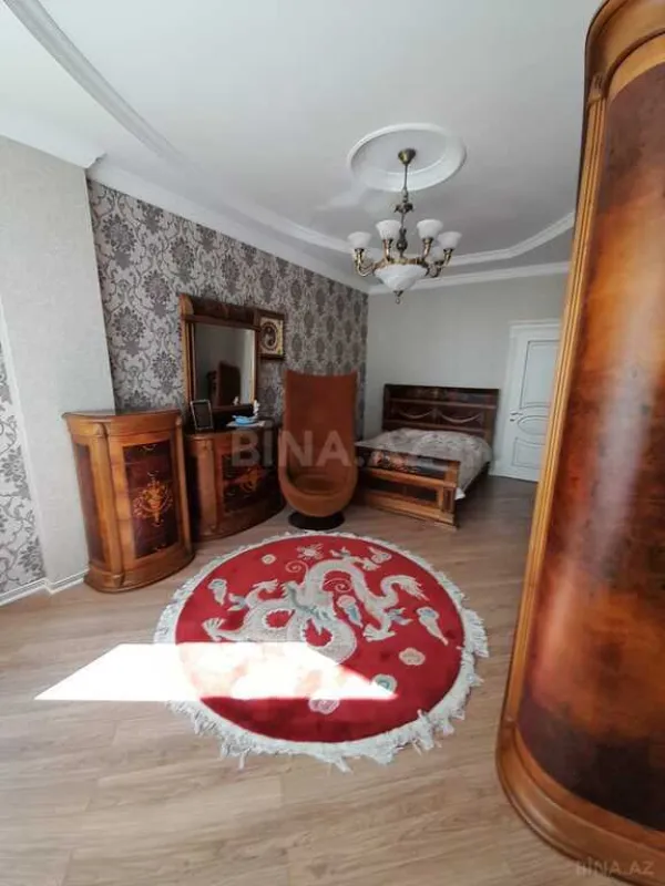 Satılır 4 otaqlı mənzil 205 m²