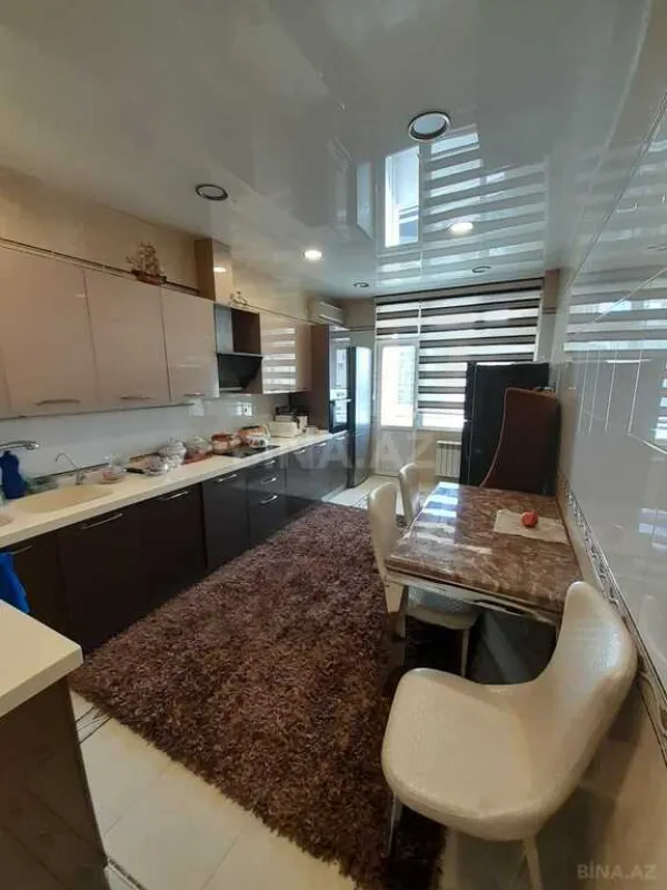 Satılır 4 otaqlı mənzil 205 m²