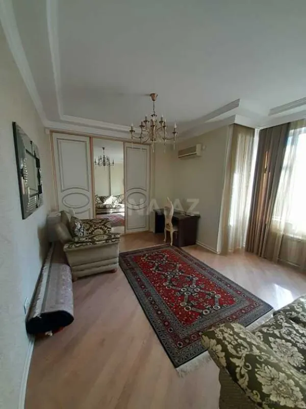 Satılır 4 otaqlı mənzil 205 m²