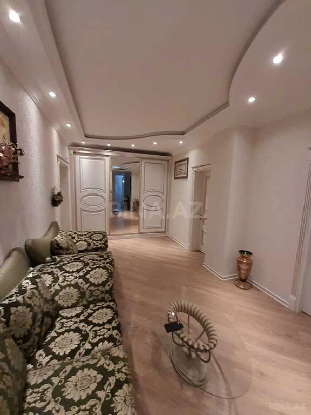 Satılır 4 otaqlı mənzil 205 m²